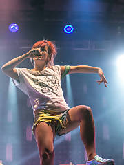 Lily Allen Panties View Up Her Shorts On Stage