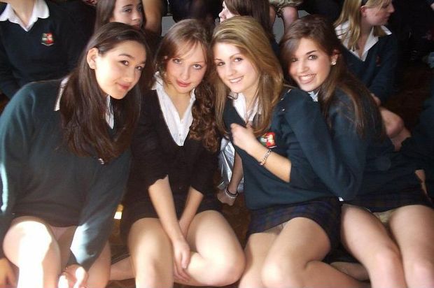 Descuido De Colegialas