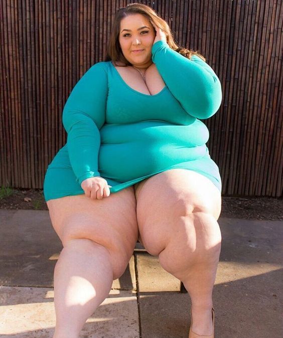 SSBBW Huge Huge Legs Up-skirt