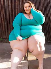 SSBBW Huge Huge Legs Up-skirt