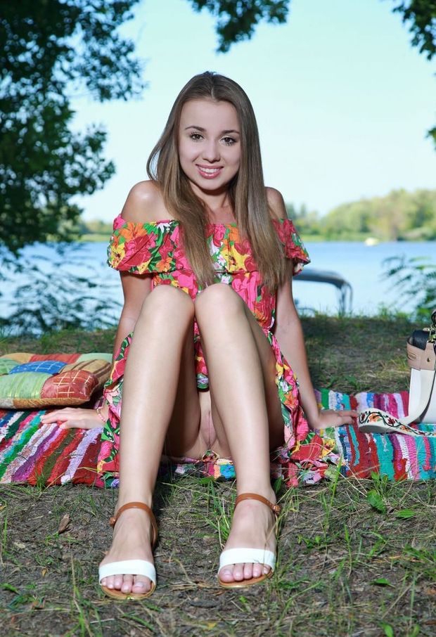 Teen Up-skirt
