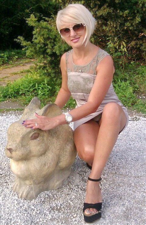 Hot Amateur Mom Underskirt