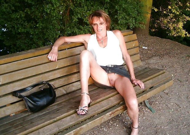 Under Skirt Mature Twat