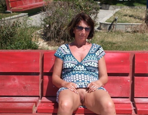 Upskirt Mature Pussy