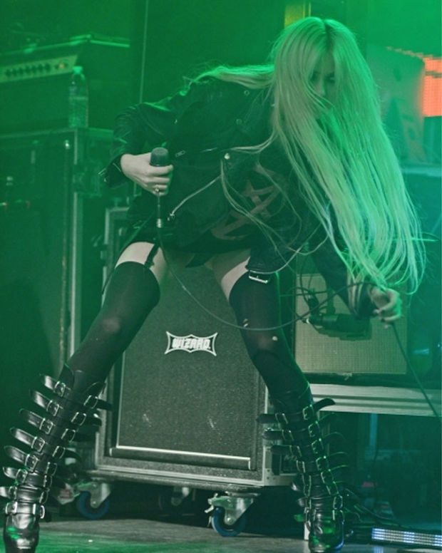 Taylor Momsen Black Pantie Upskirt On Stage