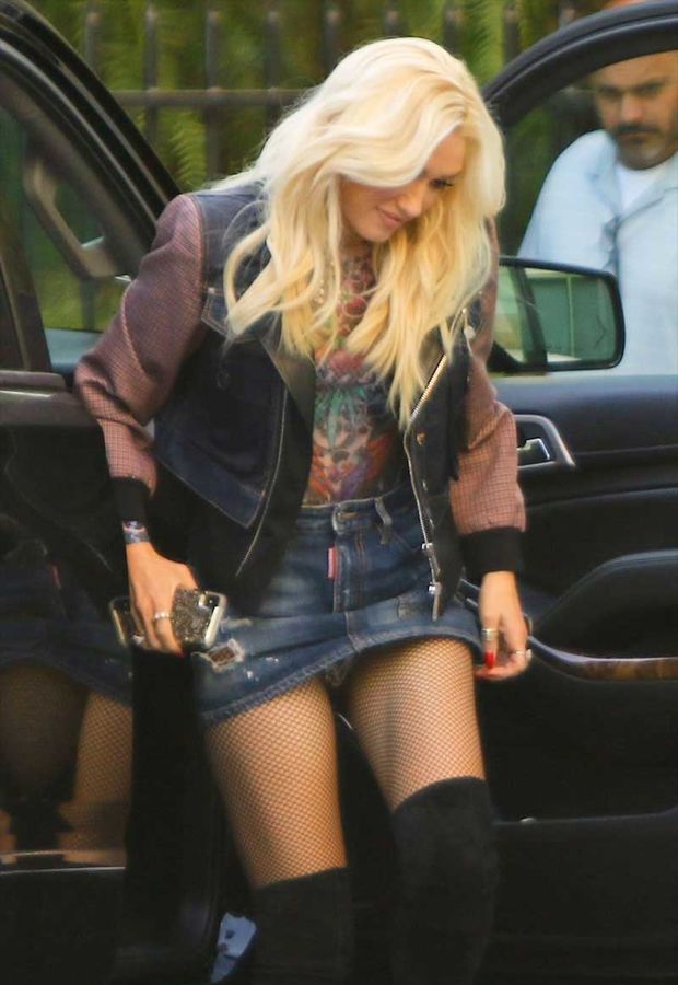 Gwen Stefani Upskirt In Jean Skirt