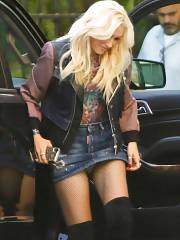 Gwen Stefani Upskirt In Jean Skirt